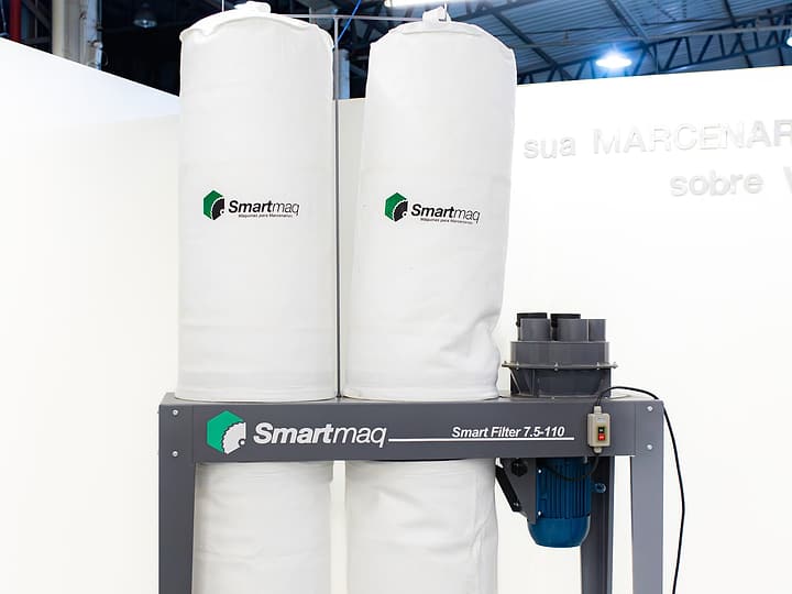 Coletor de pó Smart Filter 7,5-110, com as mangas de feltro, a travessa com a marca Smartmaq e as bocas de entrada