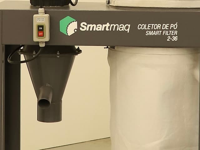 Chave liga-desliga e travessa com a identificação Coletor de Pó Smart Filter 2-36